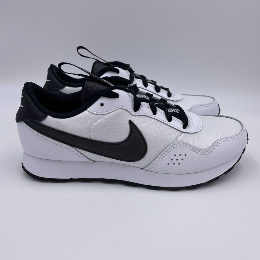 Nike MD Valiant SE White / Black Womens Shoes